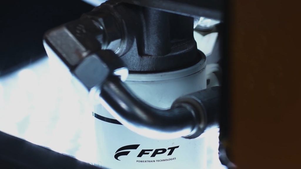 На экскаватор CASE CX220C LC-HD устанавливается двигатель FPT Industrial (Fiat Powertrain Technologies Industrial) с электронно-регулируемой топливной системой Common Rail. Этот двигатель показывает отличные показатели расхода топлива: 5-8 л за 1 моточас. Это очень экономично.