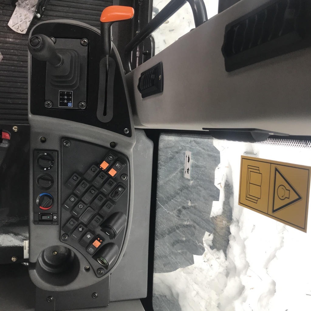 Удобная и функциональная панель управления автогрейдером CASE 865B AWD
